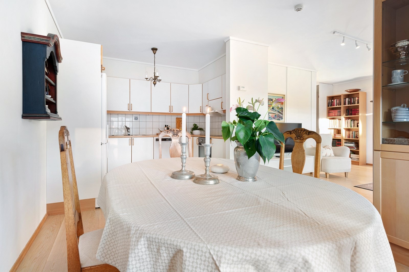 Fra spisestue/kjøkken. Det er godt med skap i kjøkken og hvitevarer medfølger Galleribilde