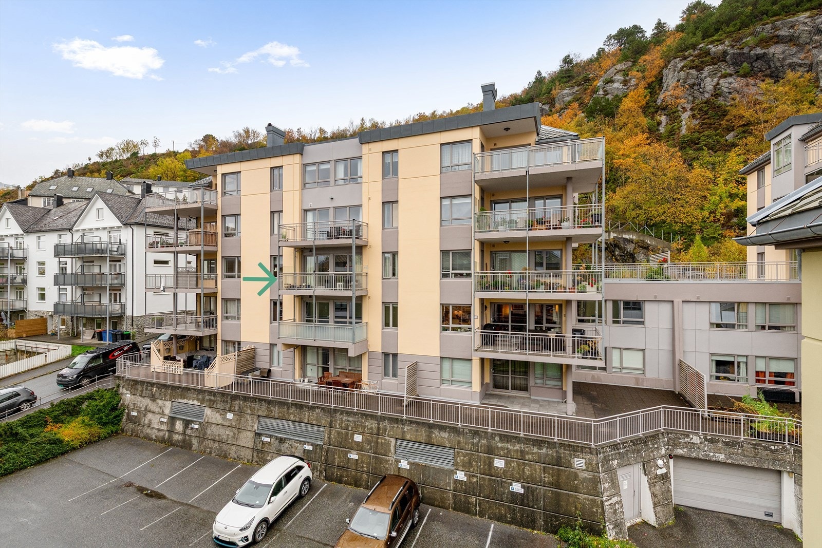 Fasade - leiligheten ligger i 3.etasje - det er godt med gjesteparkering foran bygget Galleribilde