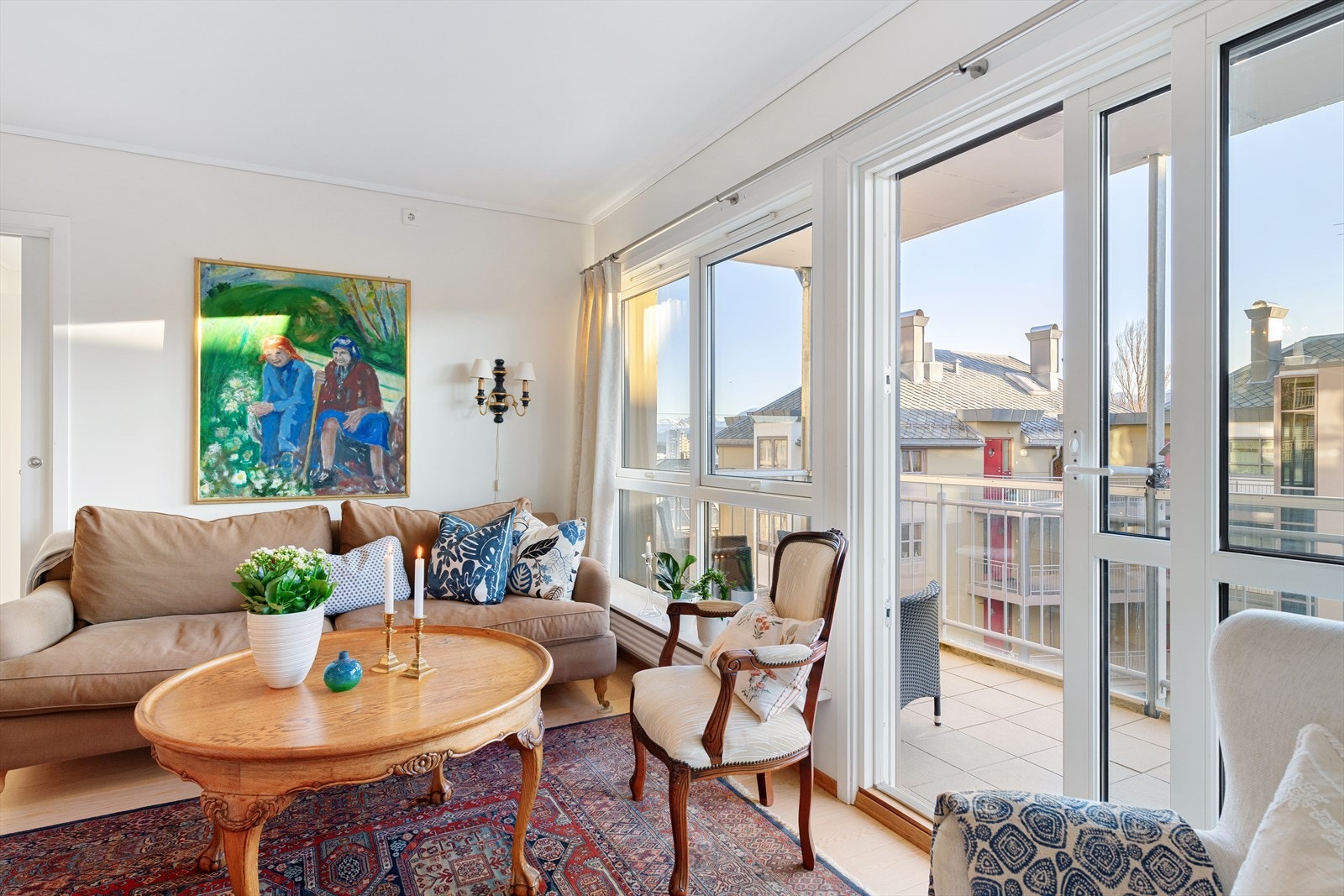 Utgang til sydvendt veranda via skyvedør Galleribilde