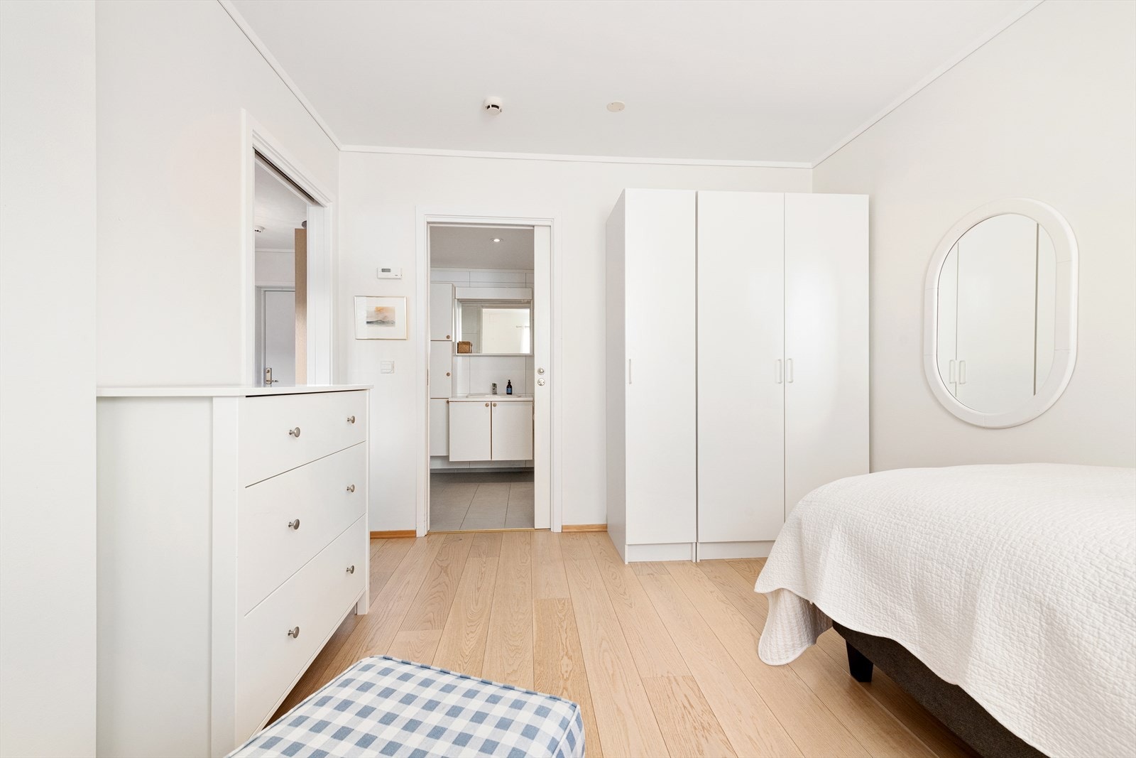 Her er godt med skap-plass samt skyvedør til bad Galleribilde