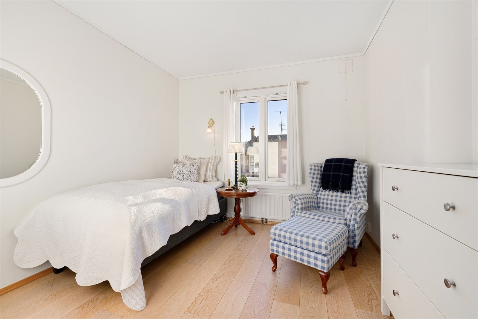 Lyst og pent soverom med romslig størrelse - plass til dobbelseng Galleribilde