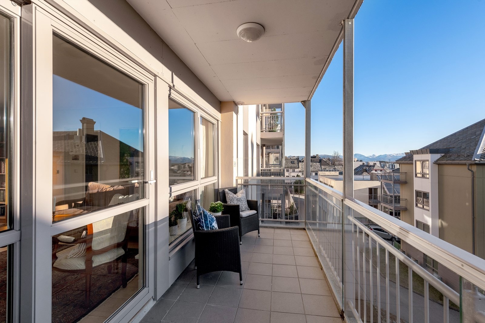 Fra overbygd veranda - verandaen er flislagt og det er montert pleksiglass på rekkverk Galleribilde