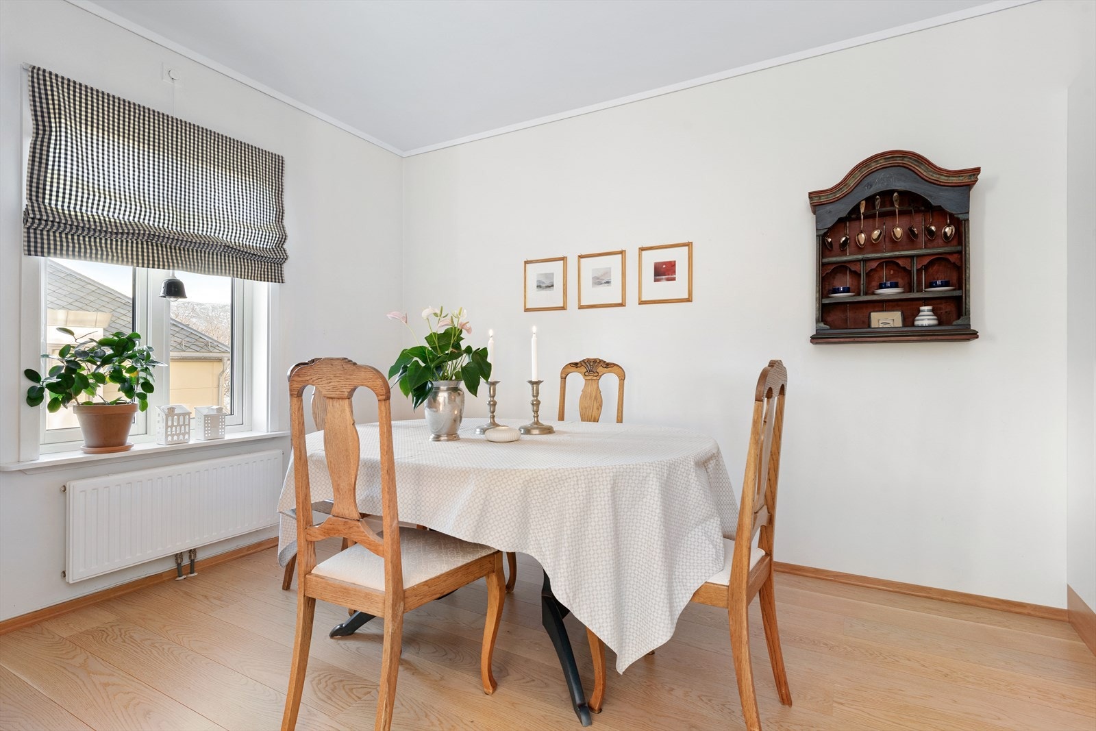 Fra vindu i spisestuen har man også noe sjøutsikt Galleribilde