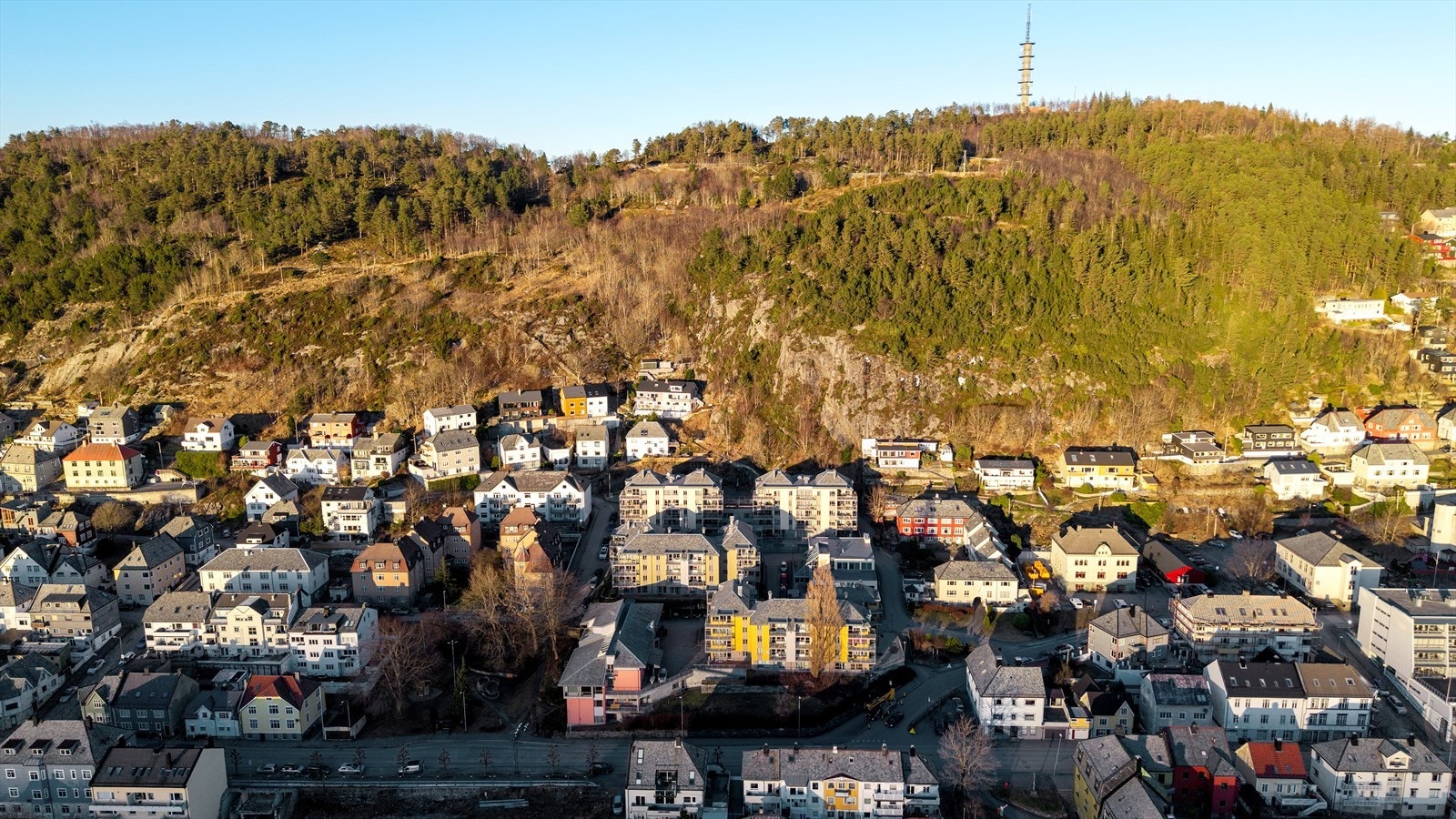 Dronebilde av fasade og nærområdet Galleribilde