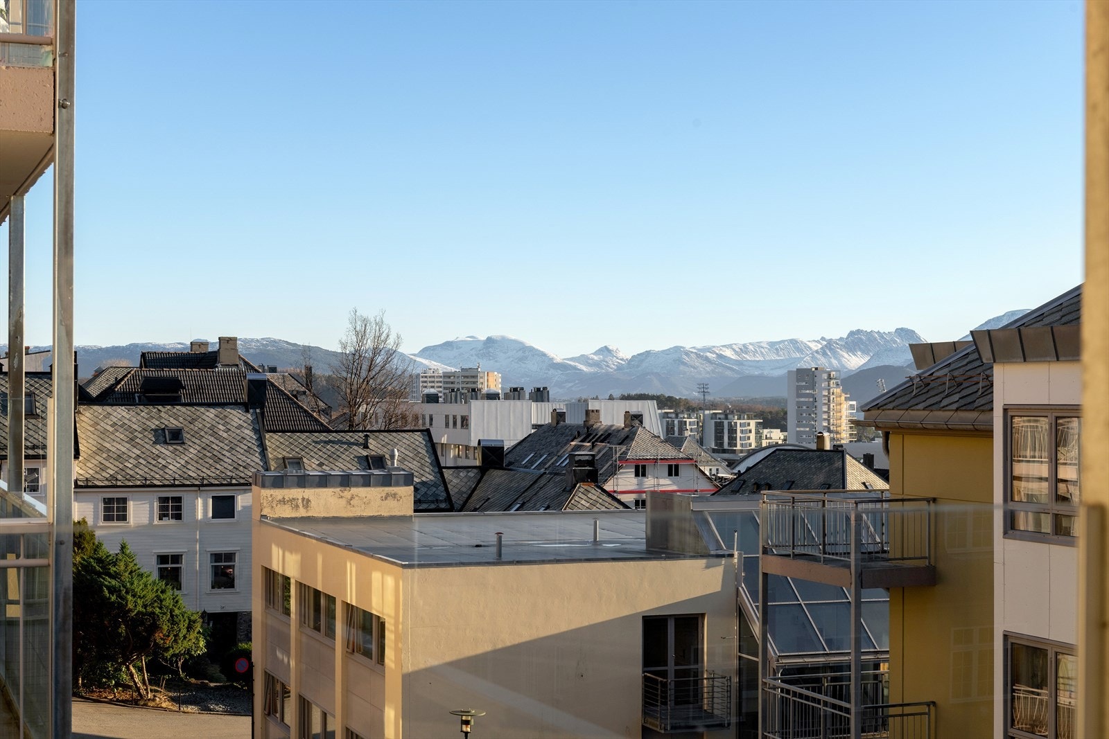 Trivelig leilighet beliggende i 3.etasje med utsikt mot Sunnmørsalpene Galleribilde