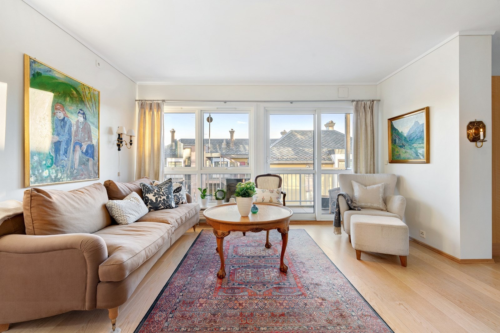 Leiligheten er sydvendt orientert og har gode lys - og solforhold Galleribilde