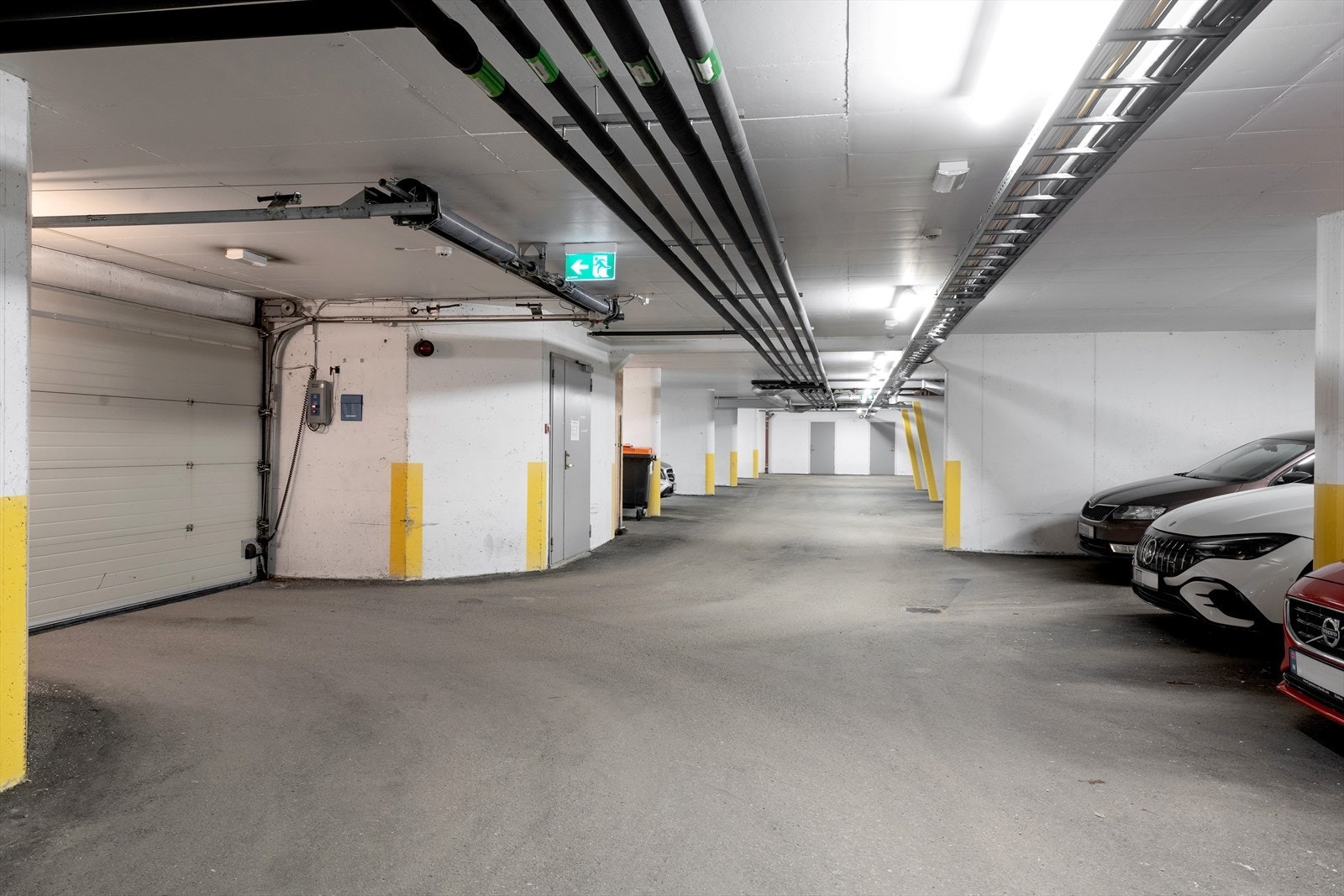 Det er montert garasjeport med elektrisk portåpner til garasjekjeller Galleribilde