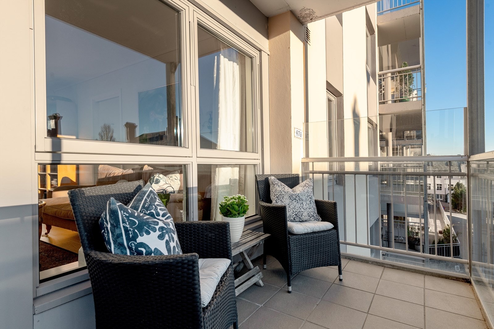 God plass til sittegruppe på veranda Galleribilde