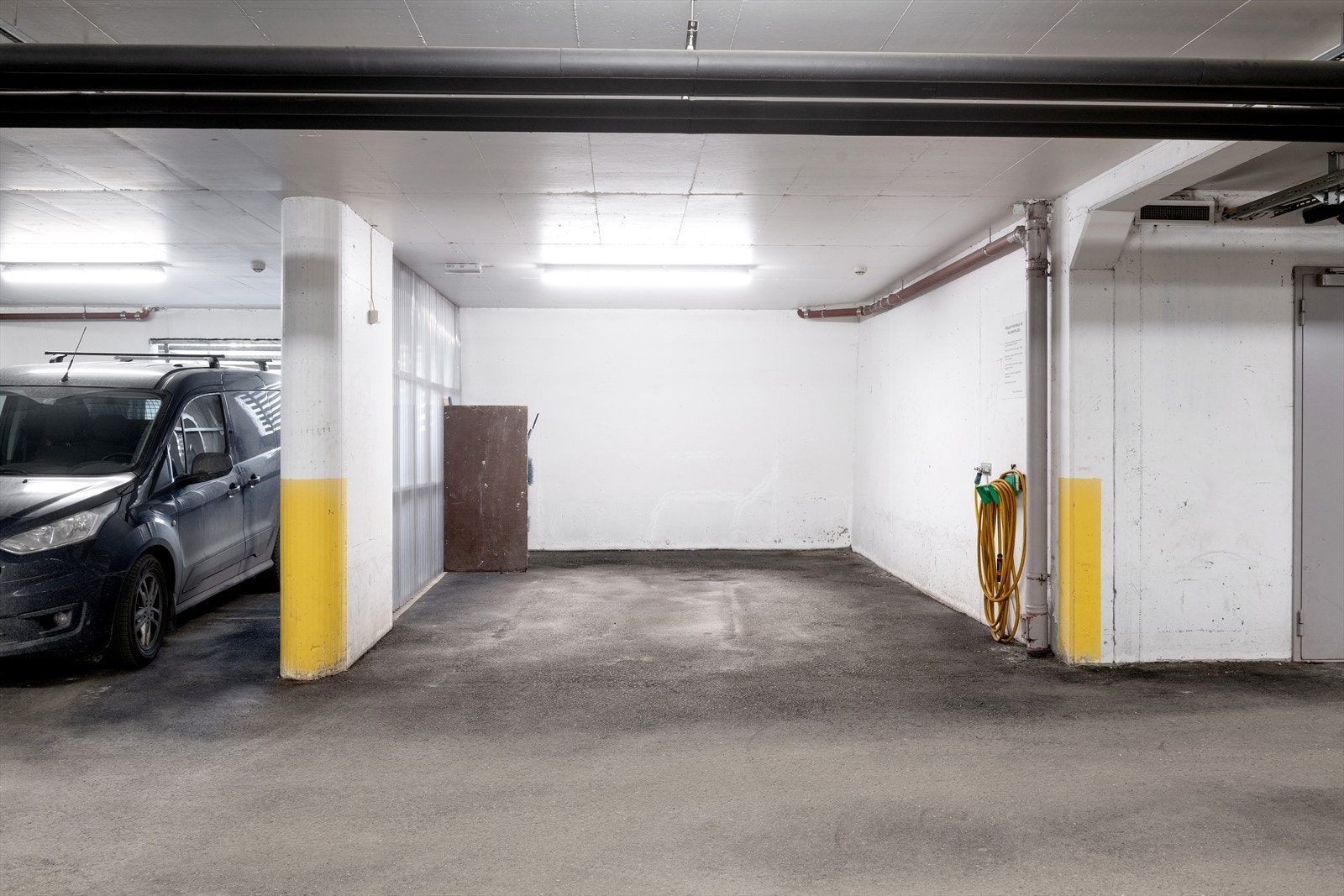 Garasjekjeller har vaskeplass for bil Galleribilde