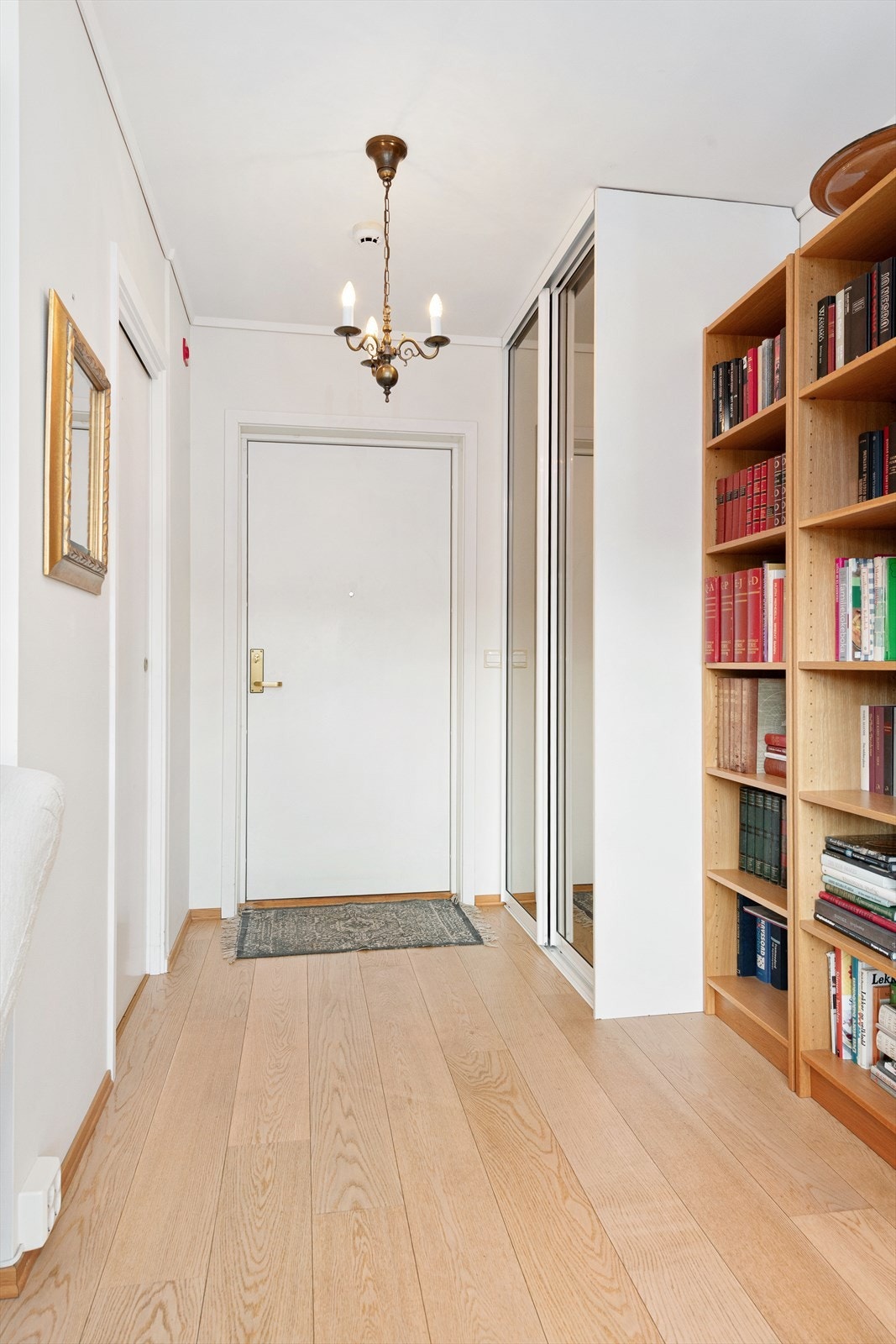 Entrè/gang har skyvedørsgarderobe med speildører Galleribilde