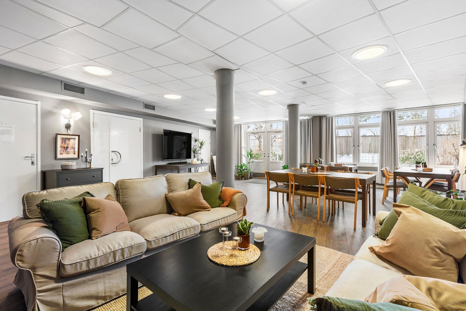 Beboere har tilgang til en rekke fellesfasiliteter som felles dagligstue/selskapslokale Galleribilde