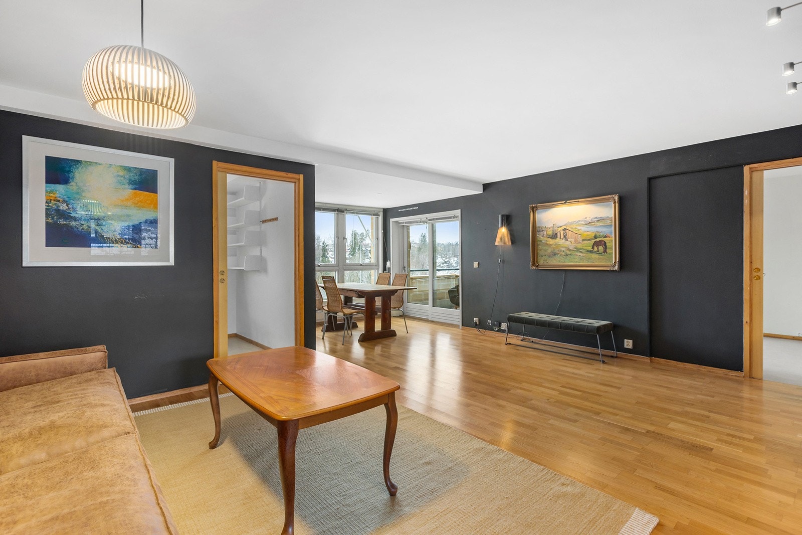 Stue med god plass til sofagruppe mm Galleribilde