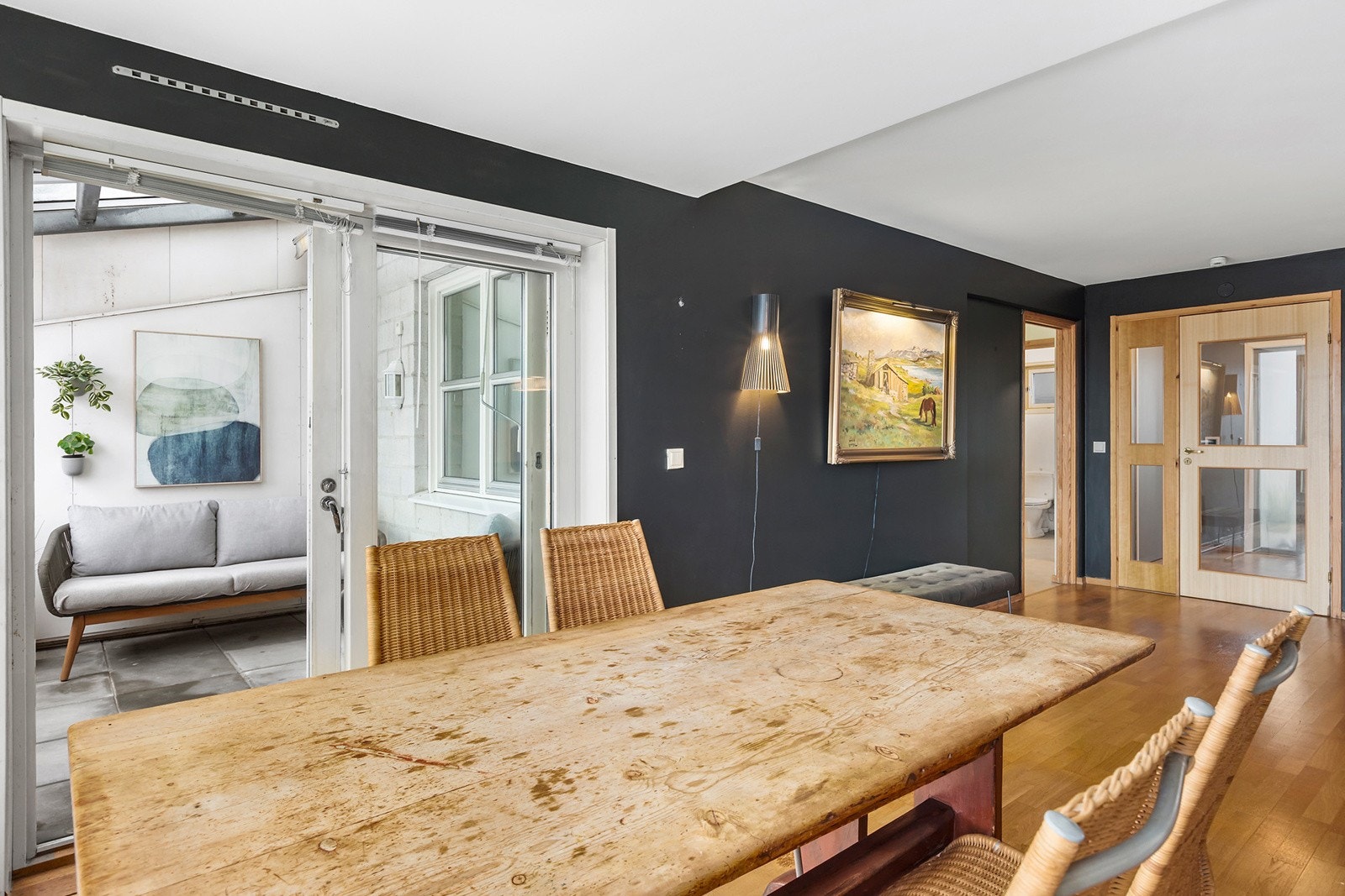 Stue med god plass til stort spisebord Galleribilde