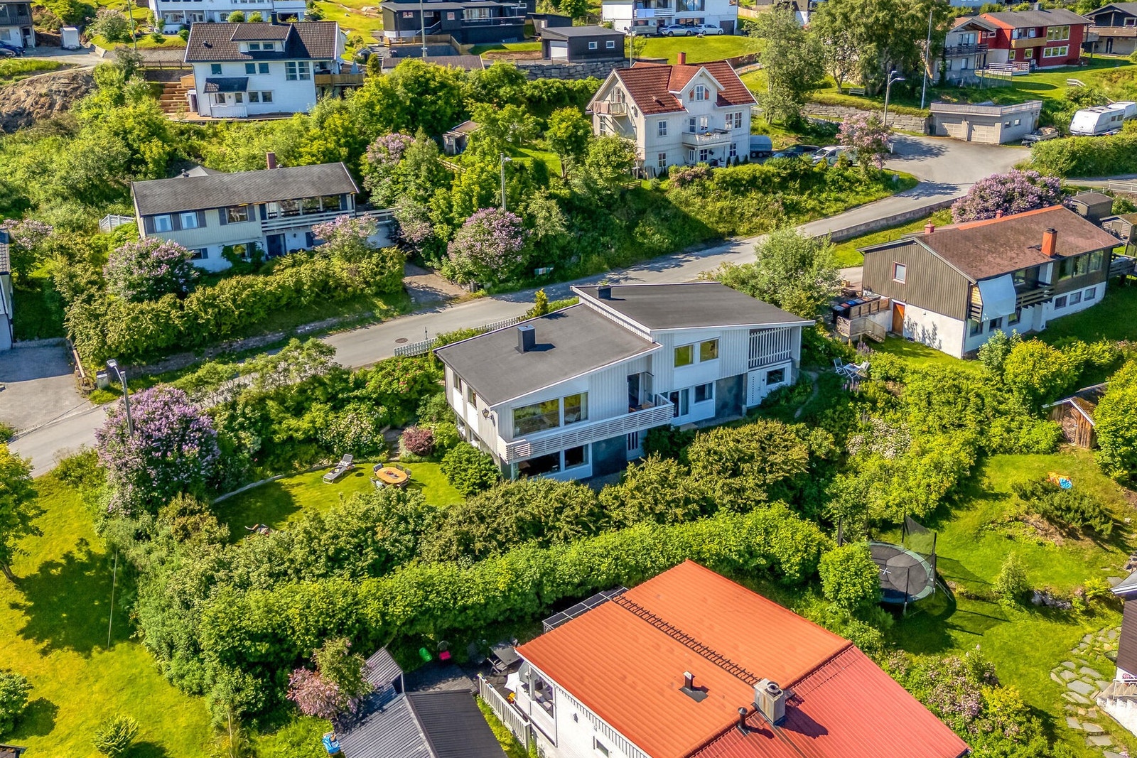 Velkommen til en svært innholdsrik og godt vedlikeholdt enebolig med attraktiv beliggenhet. Galleribilde