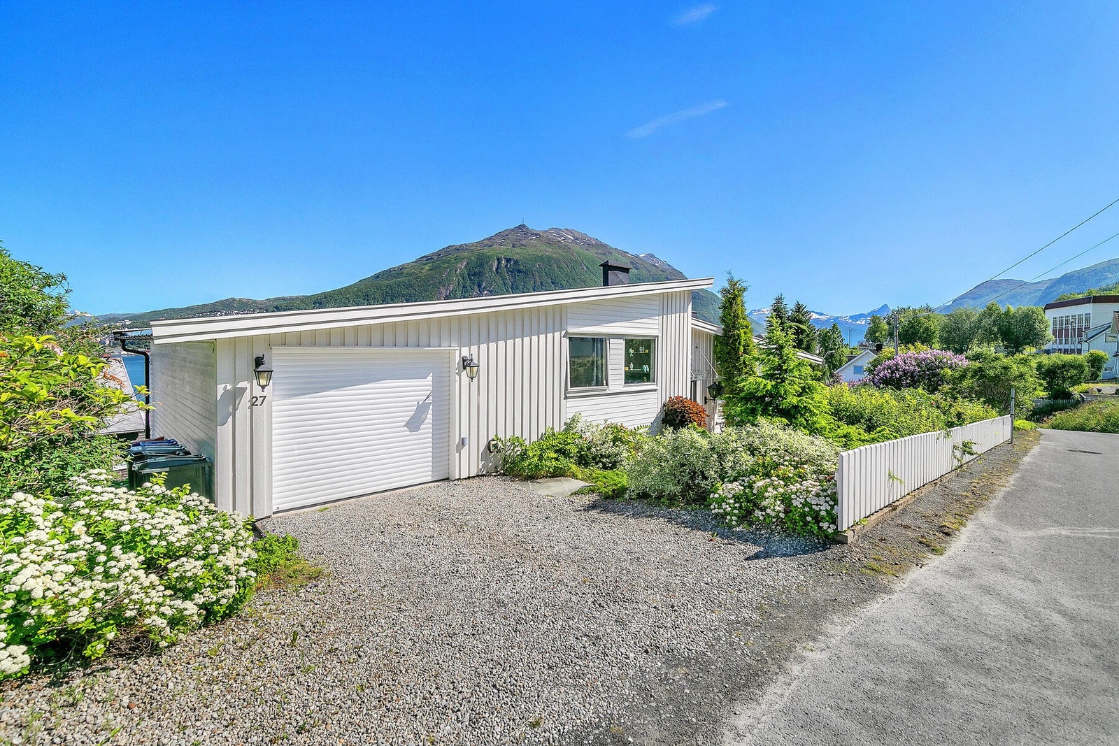 Garasje og biloppstillingsplass Galleribilde