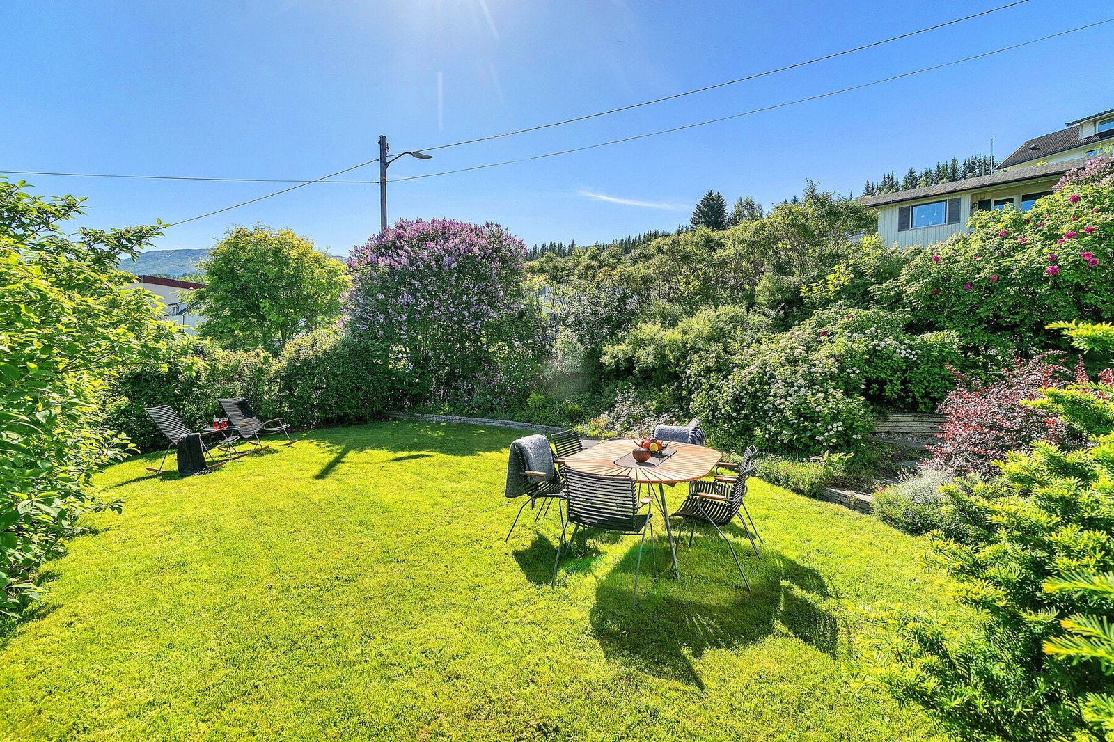 Usjenert og meget pent opparbeidet hage. Galleribilde