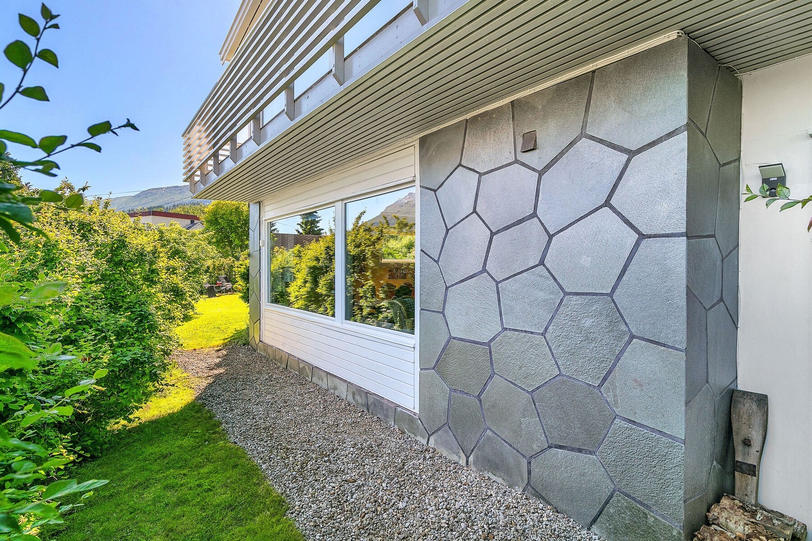 Det er pent opparbeidet rundt huset. Galleribilde