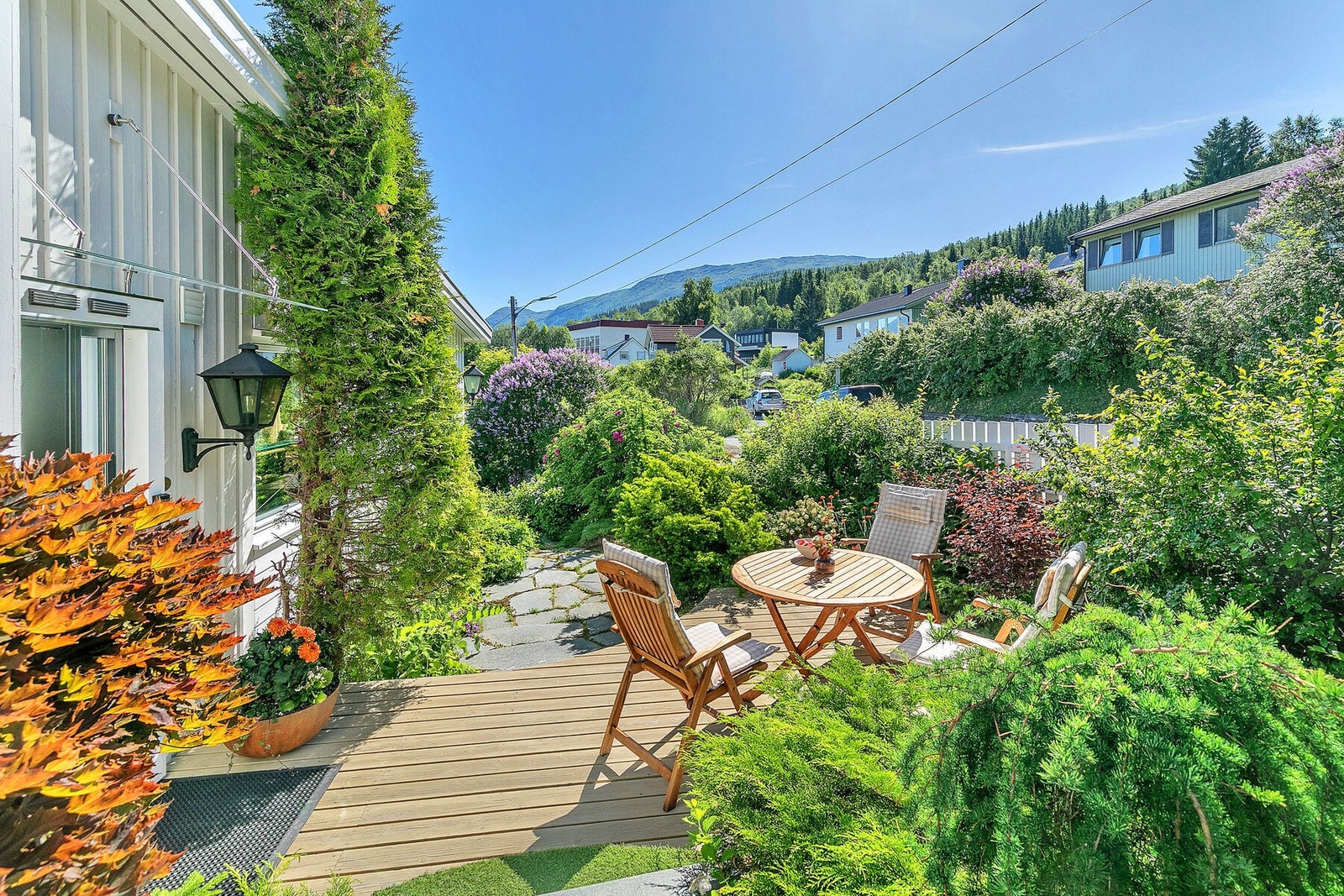 Eiendommen byr på flere solrike uteplasser Galleribilde