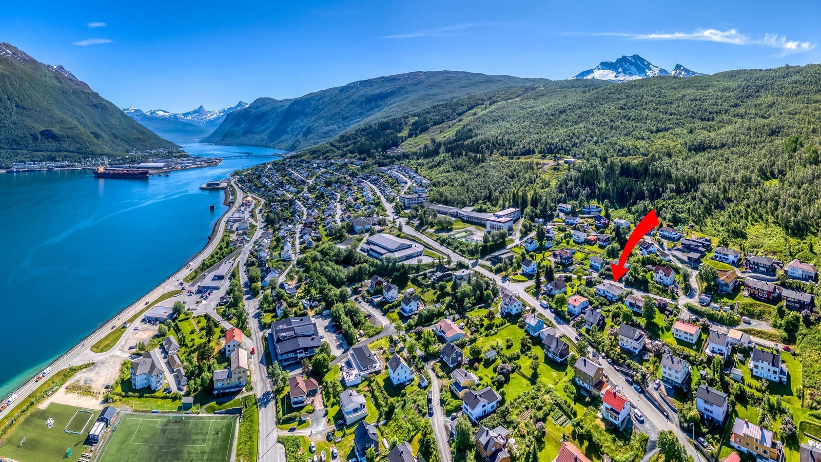 Eiendommen ligger i en rolig og barnevennlig gate med lite trafikk Galleribilde