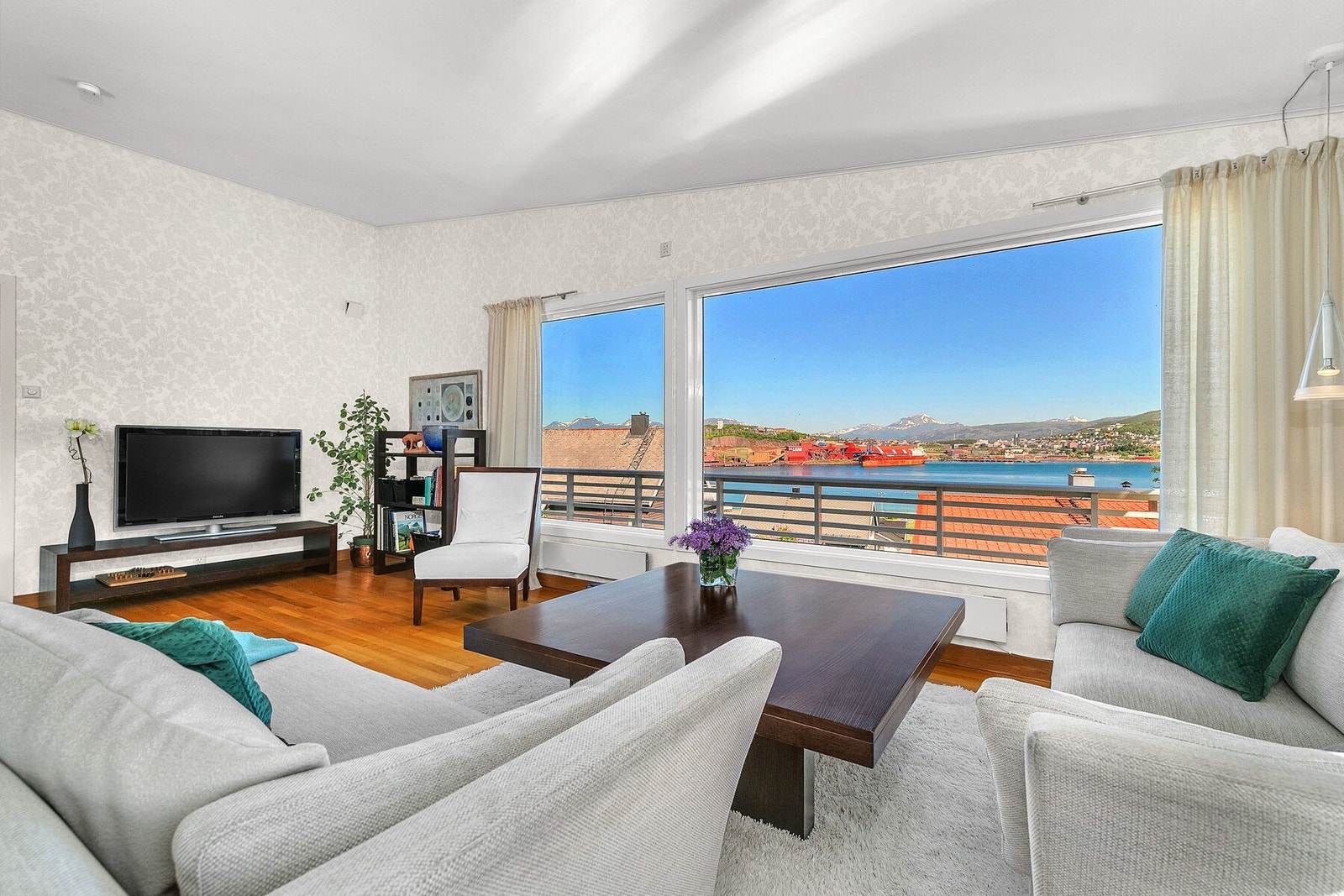 Romslig stue med vakker utsikt Galleribilde