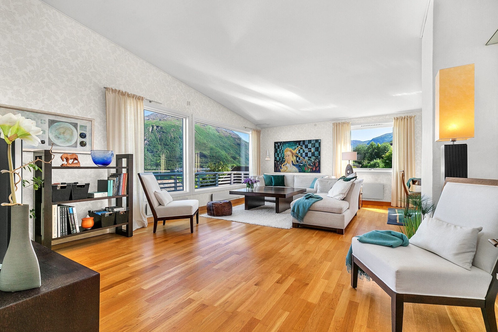 Lys og romslig stue med ekstra takhøyde og vakker utsikt Galleribilde