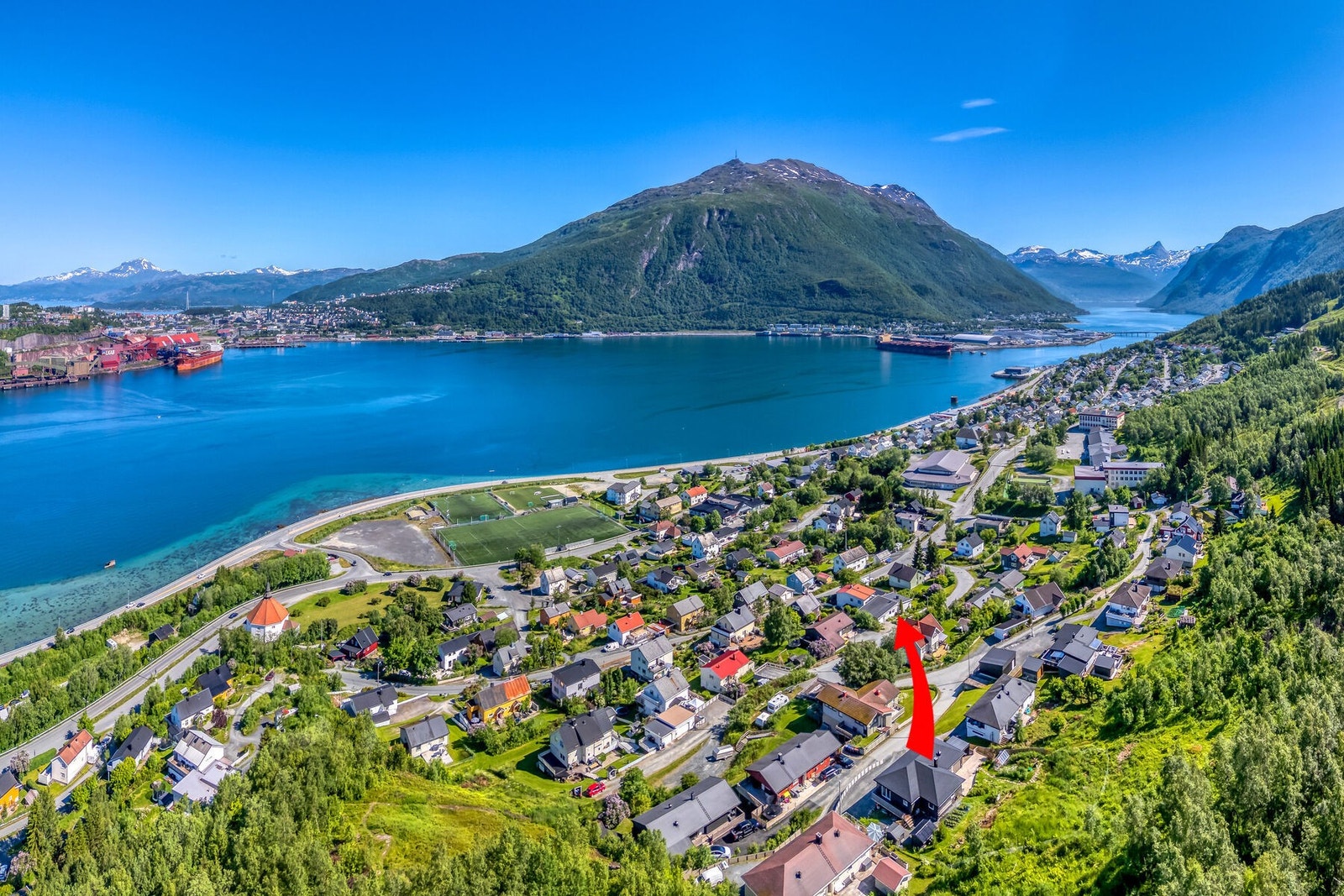 Eiendommen har en attraktiv beliggenhet med gangavstand til barneskole, barnehage, SFO, idrettshall, lysløype og alpinanlegg. Galleribilde