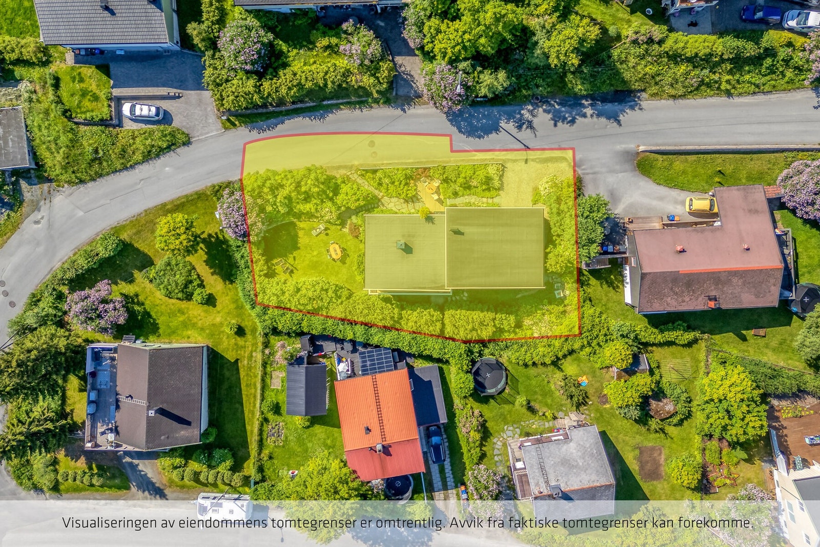 Tomten avmerket. Tomtegrensen er stipulert av fotograf ut fra opplysninger i Statens kartverk og kan fravike fra de faktiske forhold. Galleribilde