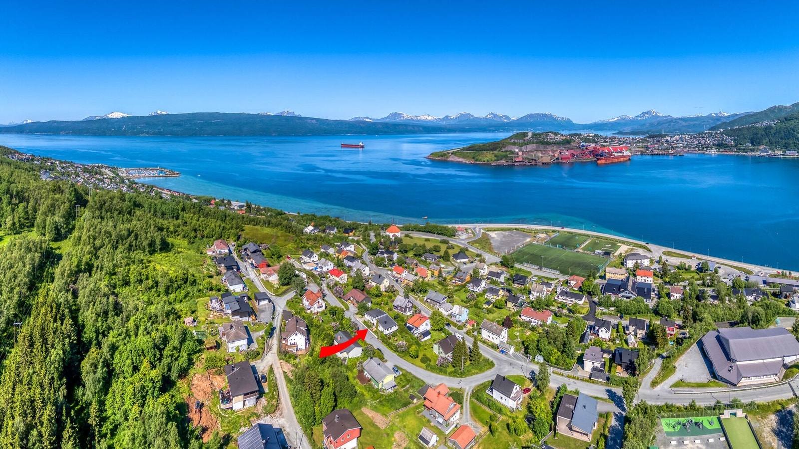 Gangavstand til Ankenes torg med idrettsanlegg, dagligvarebutikk og restaurant Galleribilde