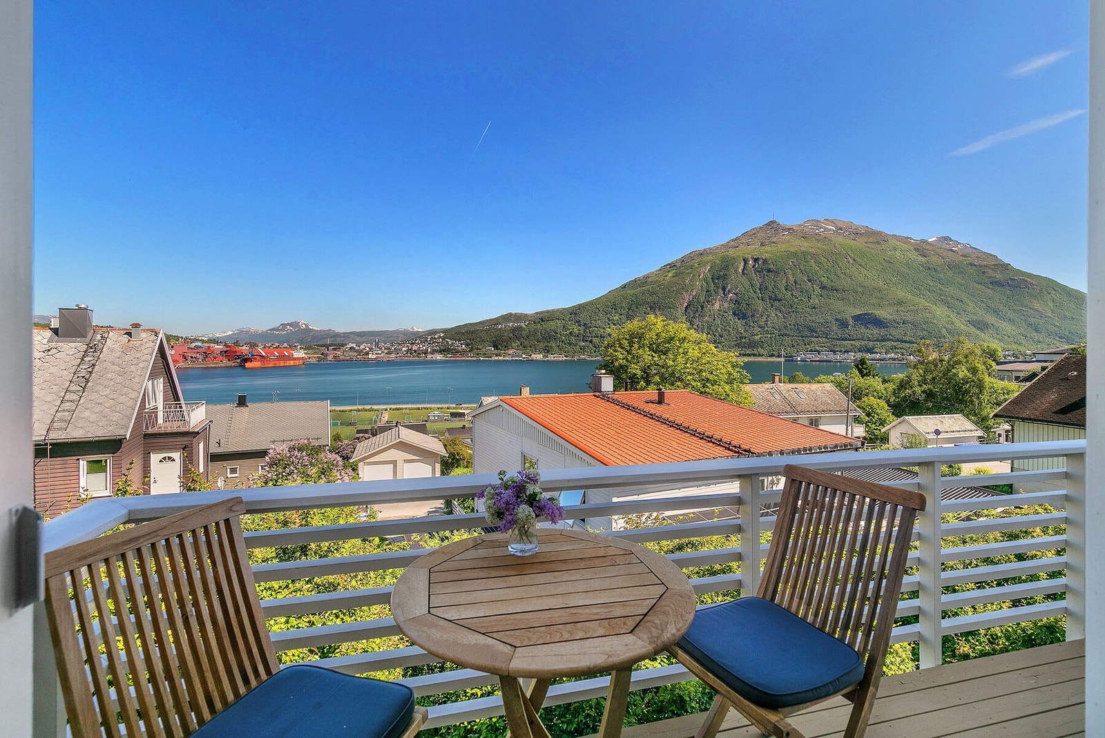 Veranda med utsikt mot Narvik havn, Narvik by og Fagernesfjellet Galleribilde