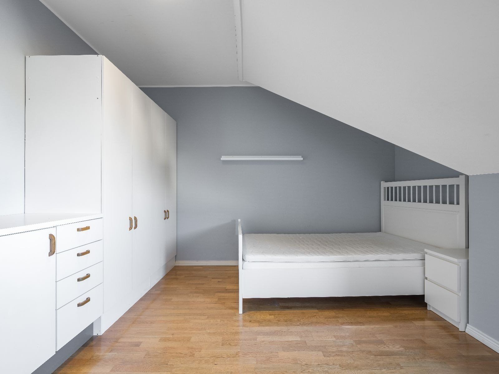 Stort soverom med garderobe og god plass til det man trenger. Galleribilde