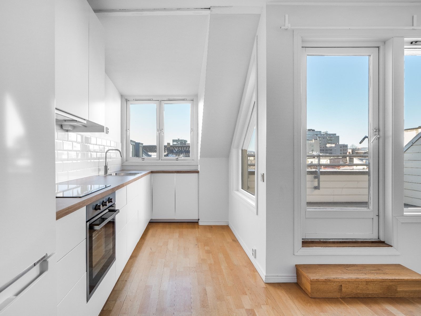 Velkommen til Ullevålsveien 7! Kjøkken med lyse fronter. Galleribilde