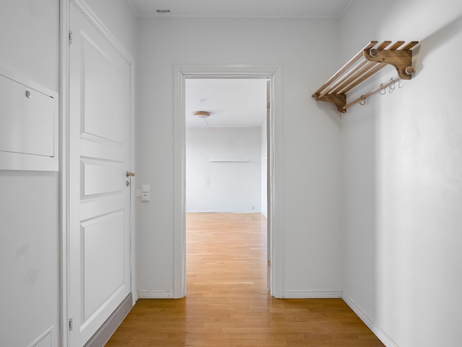 Romslig gang med plass til oppbevaring. Galleribilde