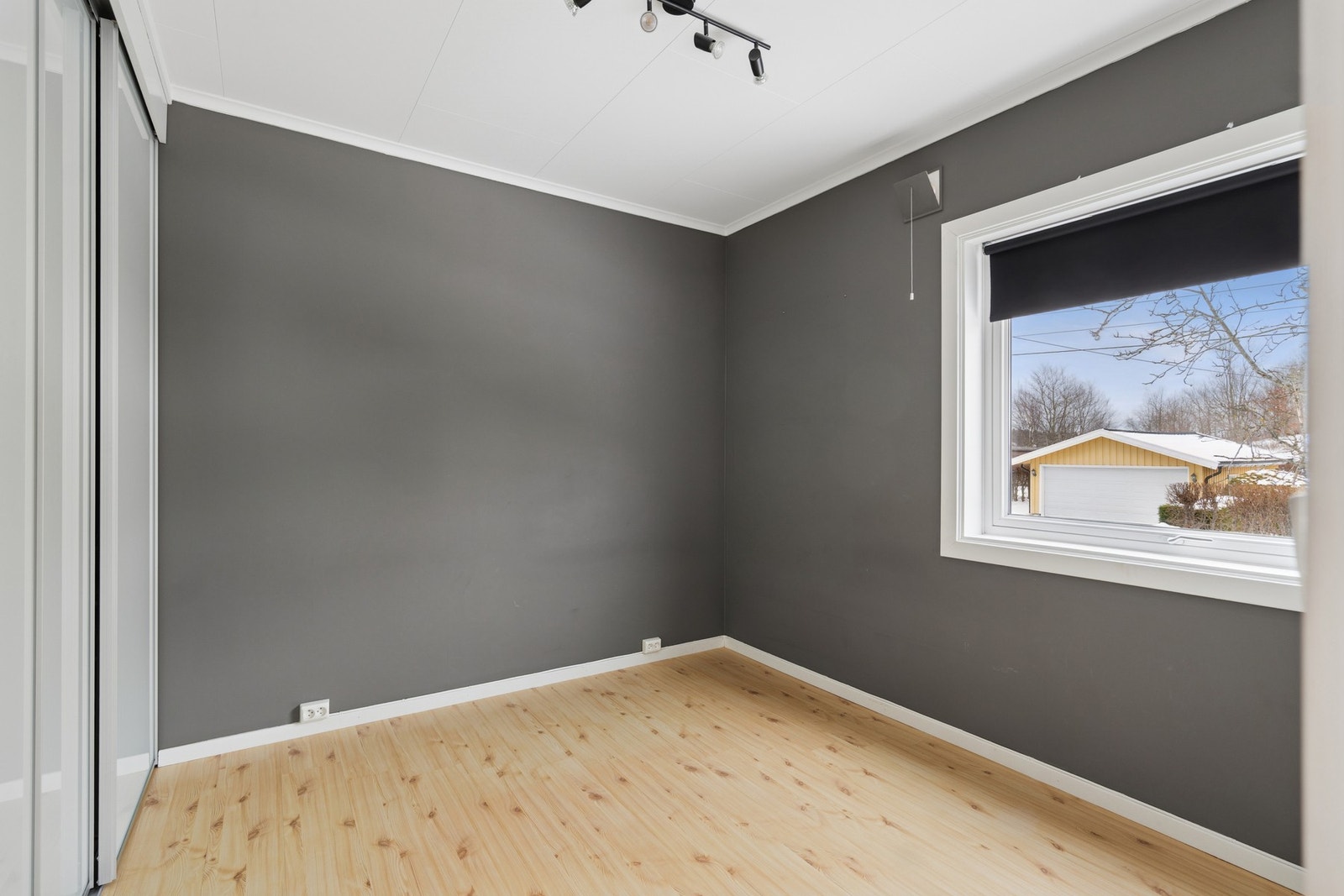 Hovedsoverommet er av god størrelse og er malt i en mørkere farge. Galleribilde