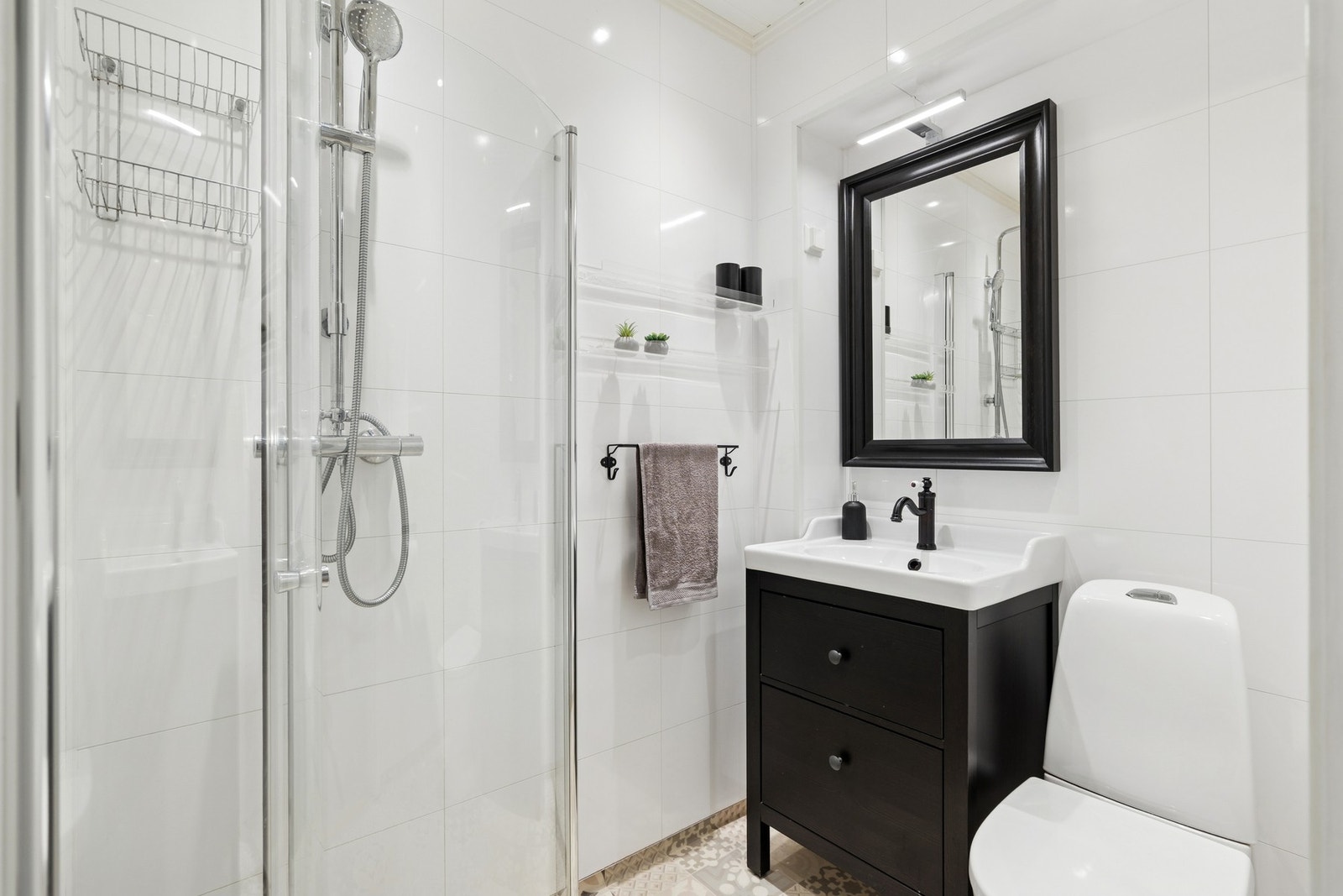 Lekkert bad som ble pusset opp i 2018. Veggene har baderomsplater og gulvet har vinylbelegg. Rommet har panelovn som varmekilde. Galleribilde