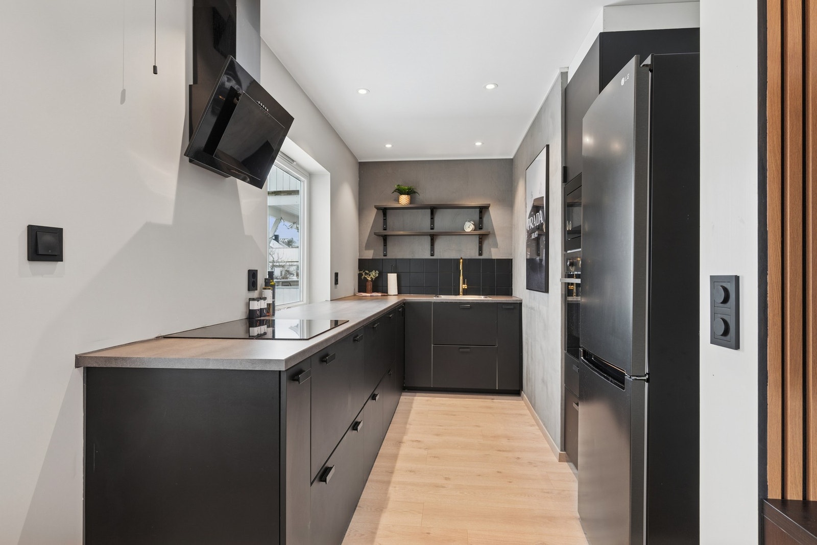 Lekkert kjøkken fra 2020, med rikelig skap- og benkplass. Galleribilde