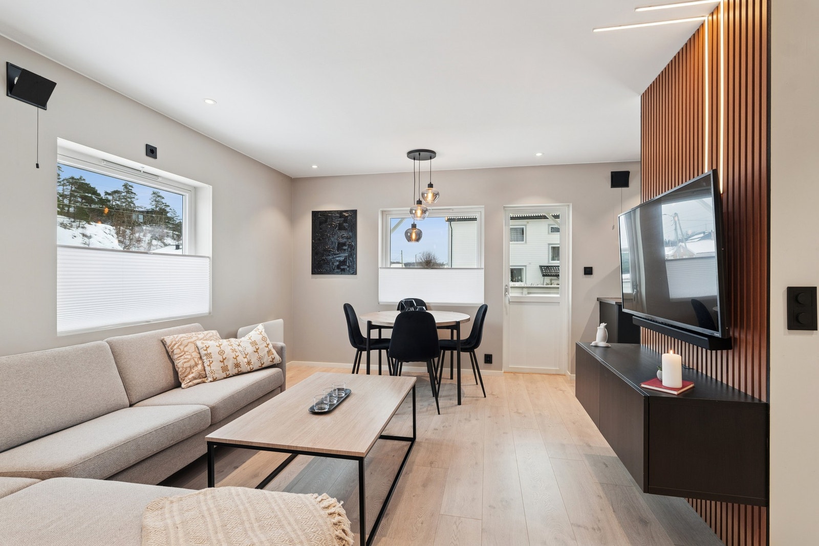 Det er godt med vindusflater i leiligheten som gir rikelig med naturlig lysinnslipp. Galleribilde