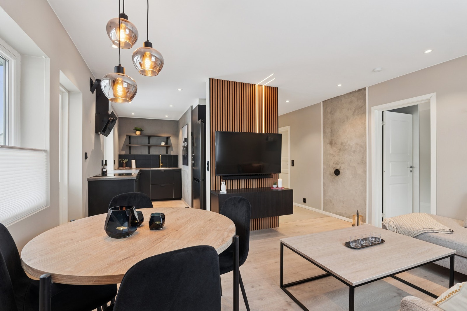 Hyggelig spiseplass ved kjøkkenet - fin samlingsplass for middagsselskaper. Galleribilde