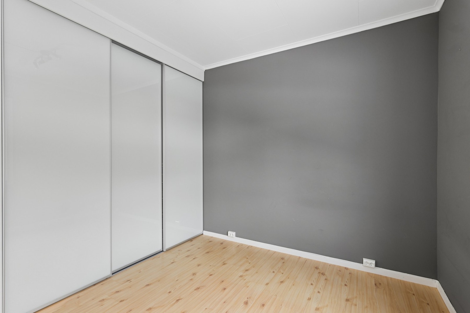 Det er godt med garderobeplass i en stor skyvedørsgarderobe. Galleribilde