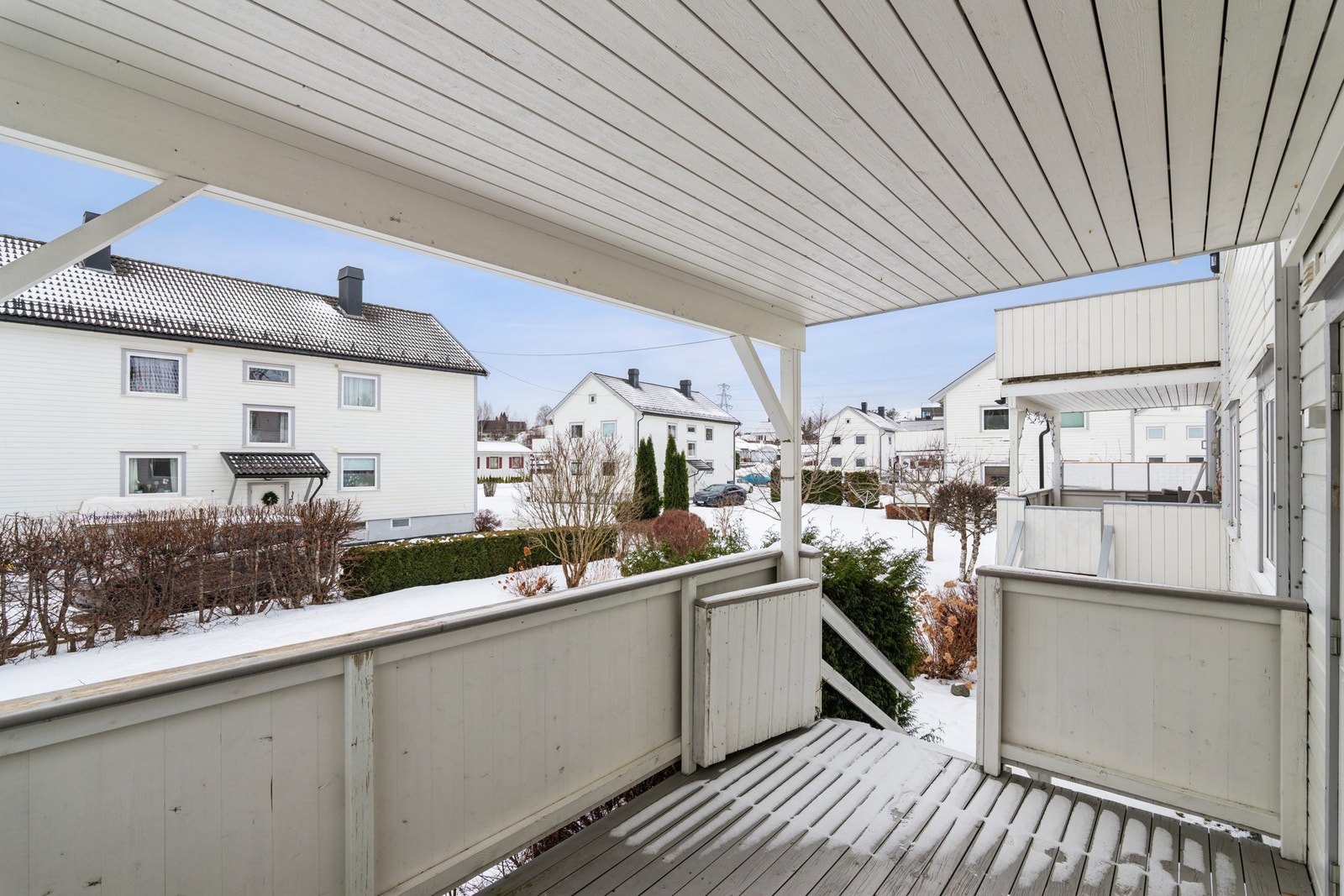 Leiligheten ligger rolig til i enden av gate, med lite trafikk utenfor. Galleribilde