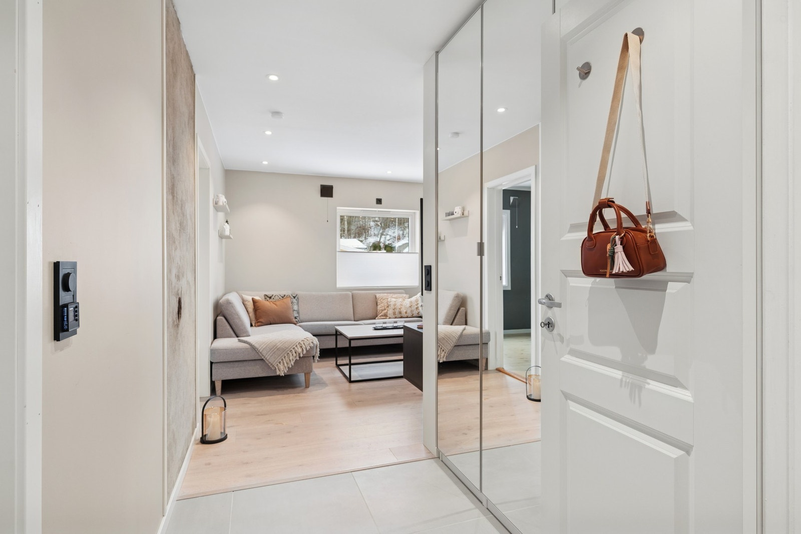 Innvendig er det gulv av laminat og fliser. Leiligheten har blitt pusset opp i moderne farger. Galleribilde