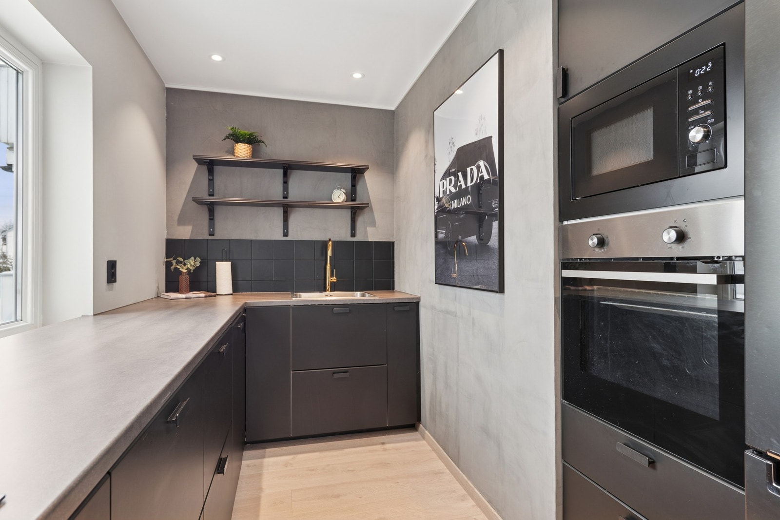 Kjøkkenet fremstår praktisk med en god arbeidsbenk og høy stekeovn/mikro. Galleribilde