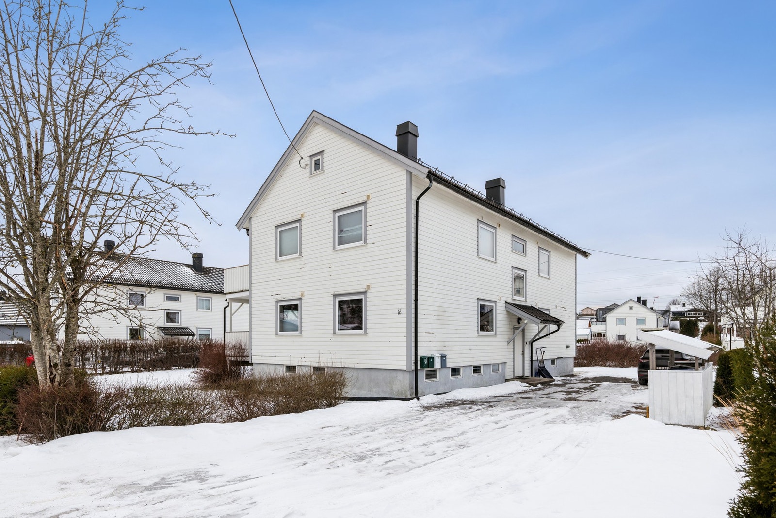 Det er parkeringsplass ved inngangspartiet. Felles oppstillingsplass. Galleribilde