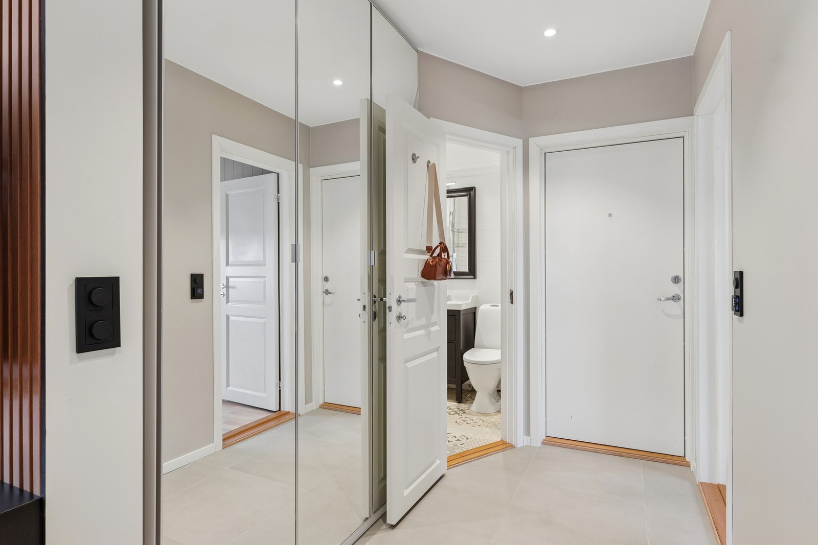 Velkommen inn i en lys og romslig gang. Her er det godt med garderobeplass. Galleribilde