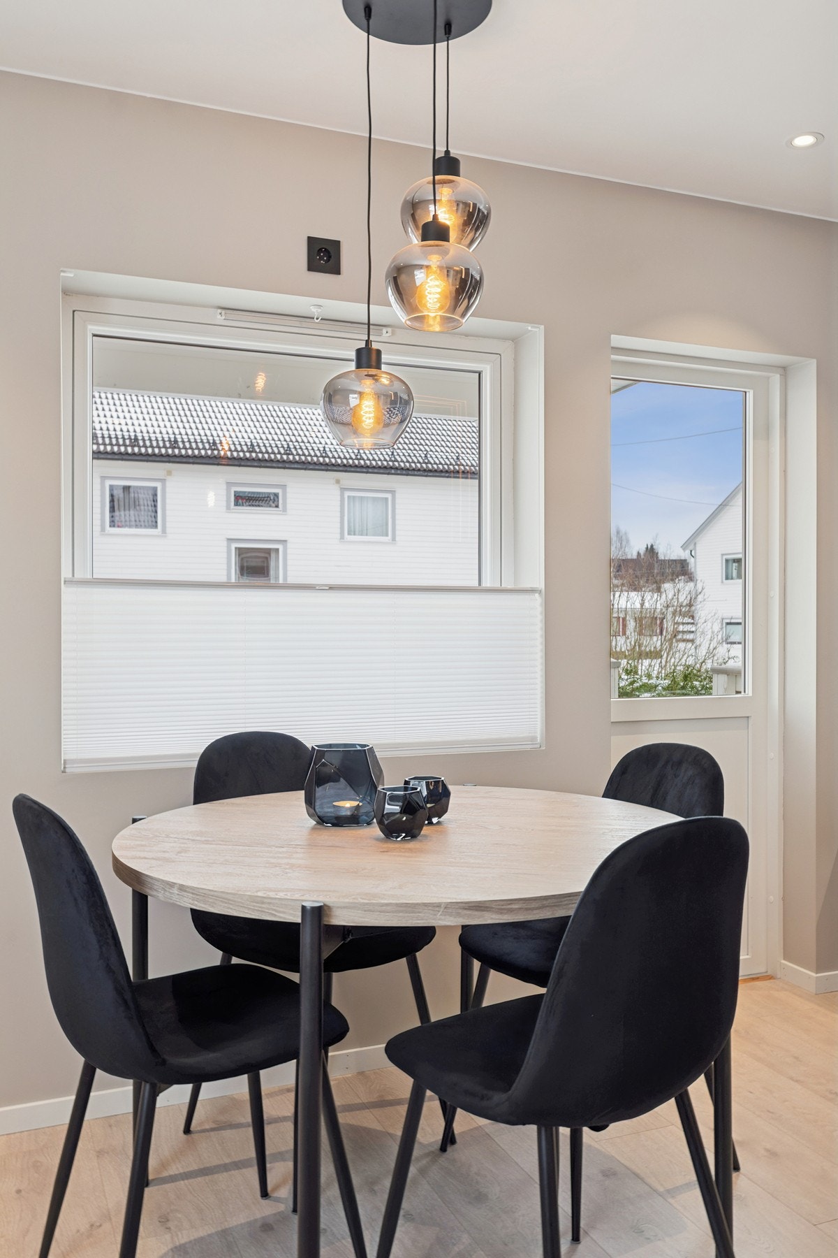 Fra stuen er det direkte utgang til en flott uteplass som er overbygd. Galleribilde