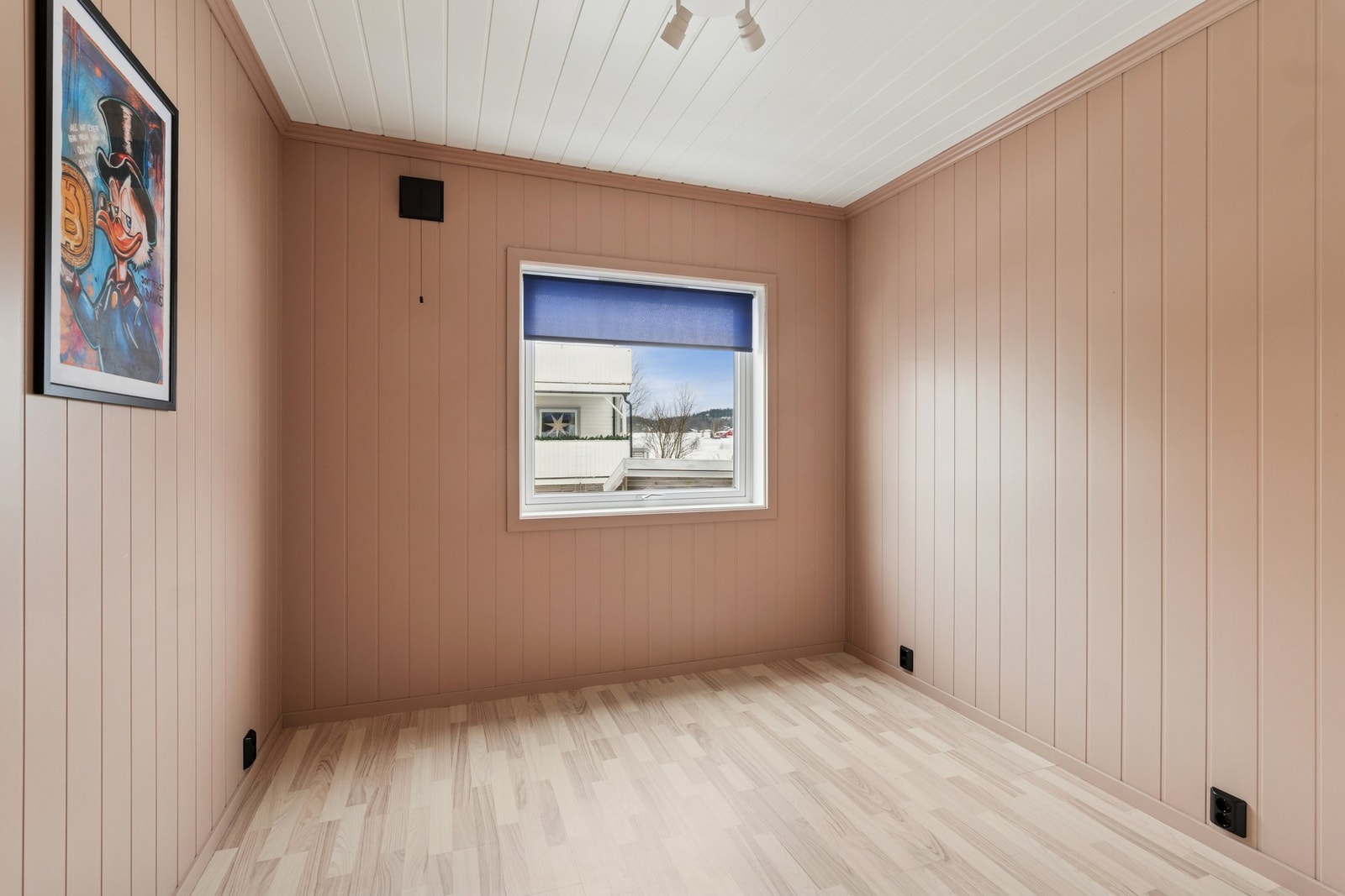 Soverom nummer to, også av god størrelse. Her er det god plass til seng og oppbevaring. Galleribilde