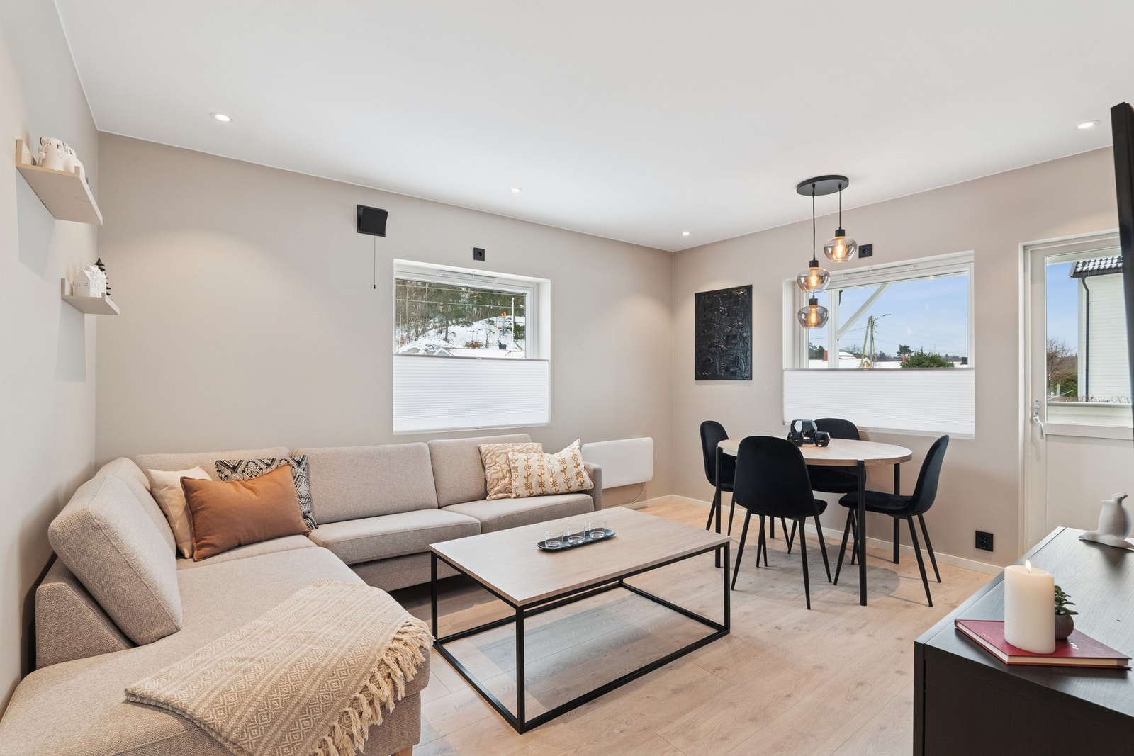 Andelsleiligheten bærer moderne preg og god standard. Her kan du flytte rett inn! Galleribilde