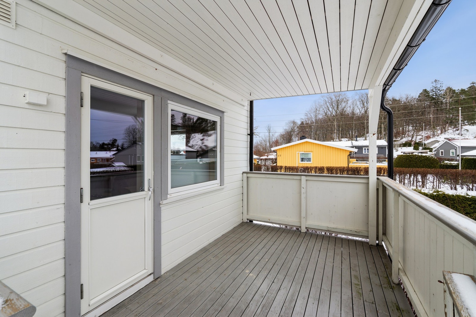 Attraktiv overbygd uteplass med adgang ned til hagen. Hagen er pent opparbeidet og er felles for borettslaget. Galleribilde