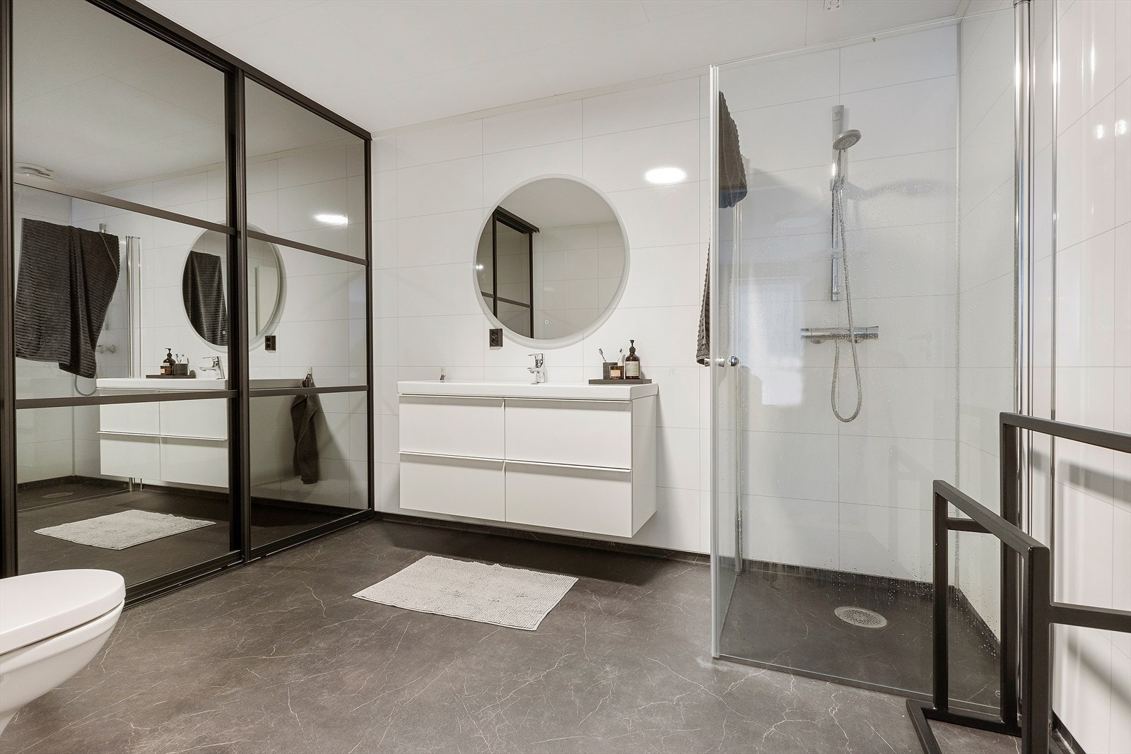 Badet ble totalrenovert i 2021. Her er det blant annet nye varmekabler, pen innredning, dusjnisje og toalett. Galleribilde