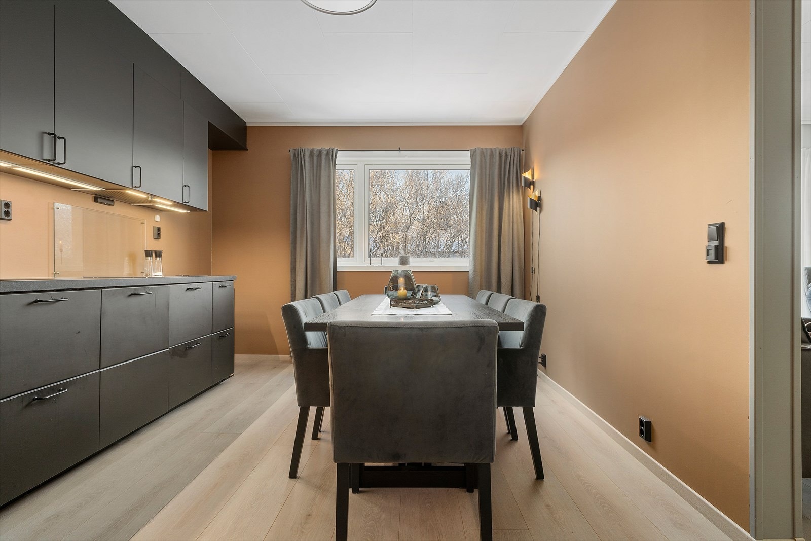 Kjøkkenet ligger adskilt fra stuen. Galleribilde