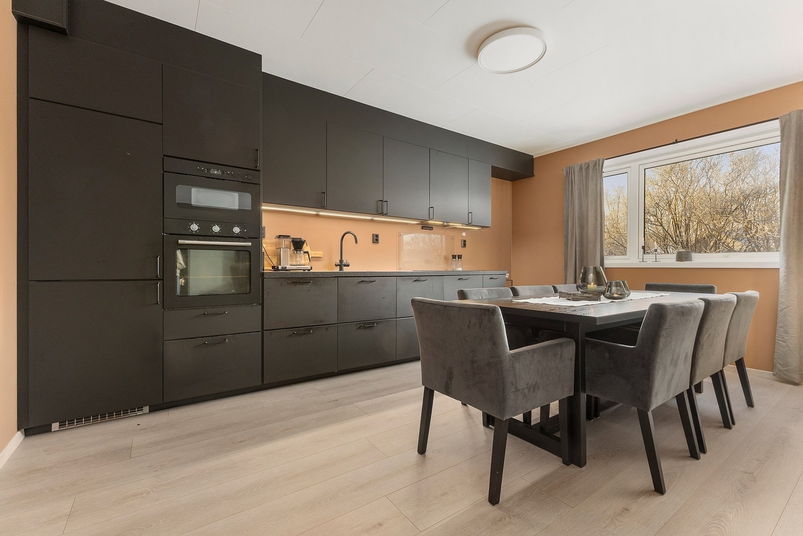 Her er det rikelig med kjøkkeninnredning og god plass til spisebord. Galleribilde